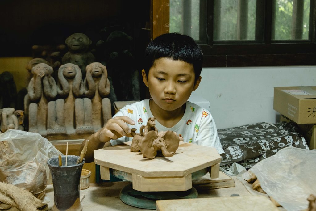 古董品 瑪瑙 刻 猿と金魚筆洗置物 木台 （ただです）旧家蔵出 古董品 瑪瑙 刻 猿と金魚筆洗置物 木台 （ただです）旧家蔵出